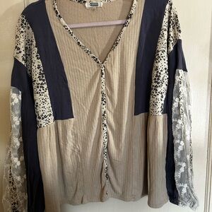 Gimmicks by BKE Beige and Navy Blouse